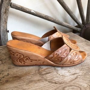 HAND TOOLED LEATHER Vtg Señorita Wedge Heel MEXICO